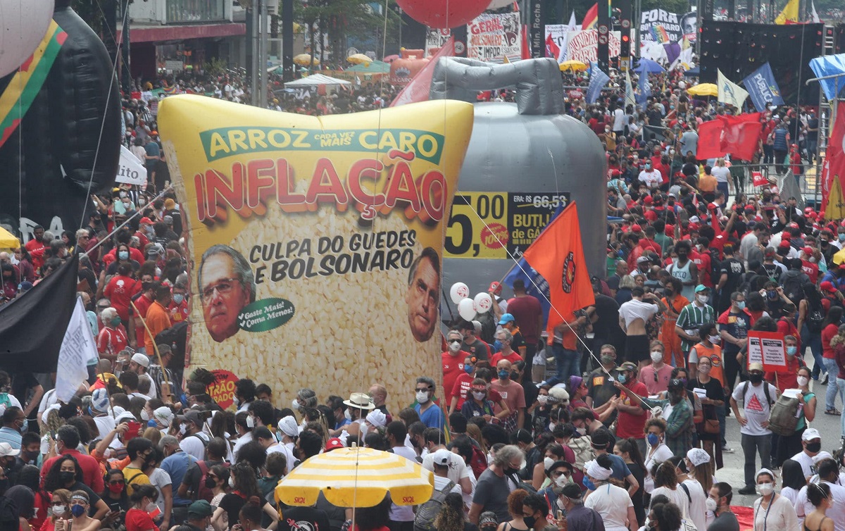 Manifestantes ocupam 10 quarteirões da Paulista no #2OutForaBolsonaro